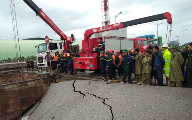 Sụt mố cầu kinh hoàng sau bão số 2 ở Thanh Hoá, cặp vợ chồng tử vong thương tâm, 3 người bị thương Ảnh 2