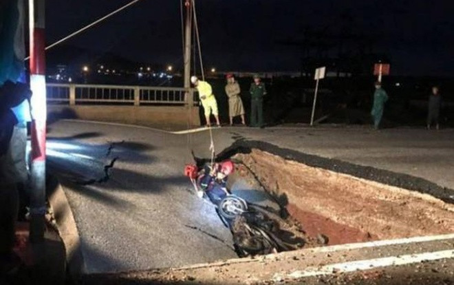 Cận cảnh hiện trường vụ sập cầu sau bão số 2 ở Thanh Hoá khiến cặp vợ chồng tử vong Ảnh 2