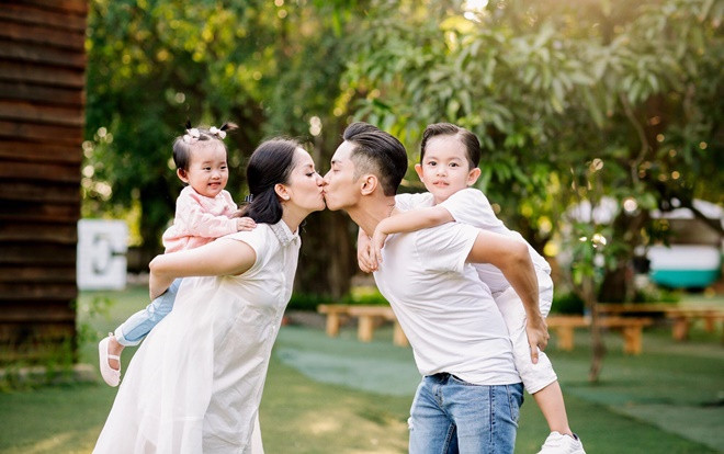 Khánh Thi - Phan Hiển vừa cõng con vừa hôn nhau ngập tràn hạnh phúc, fan thả tim mỏi tay Ảnh 2