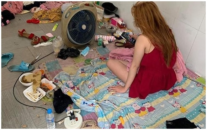 Bức ảnh khiến người xem giật mình thon thót: Cô gái trẻ thức dậy trong căn phòng ngập rác Ảnh 2