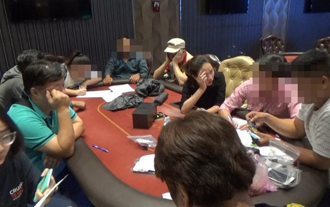 Phá sòng bạc Poker 'khủng' ở Sài Gòn, bắt quả tang gần 40 con bạc là người nước ngoài Ảnh 2