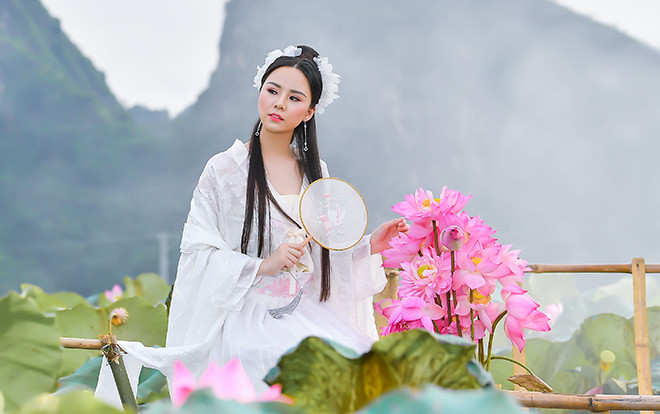 Ngẩn ngơ với loạt ảnh của nữ sinh  Đại học Thú Y Hà Nội tạo dáng bên hoa sen xinh đẹp như 'thần tiên tỷ tỷ' Ảnh 2