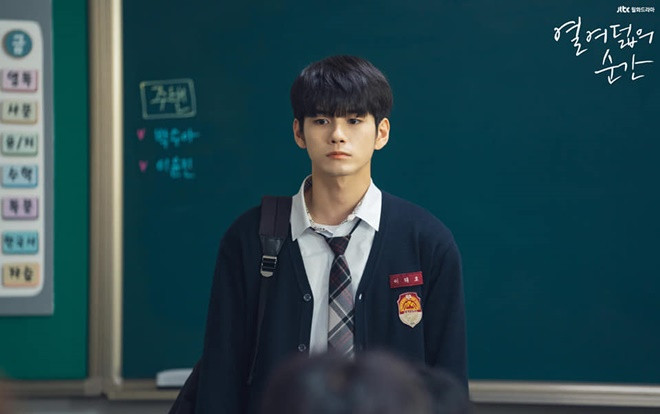 'Moments Of 18': Gây ấn tượng tốt, Ong Seong Woo (Wanna One) được đoàn làm phim ngợi khen Ảnh 2