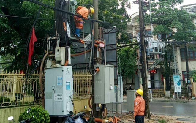 Điện lực miền Bắc cấp điện trở lại cho các địa phương sau bão số 2 Ảnh 2