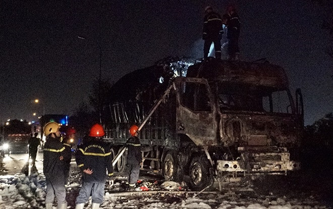 Cầu Phú Mỹ ùn tắc nghiêm trọng sau vụ ô tô tải cháy giữa đường Ảnh 2