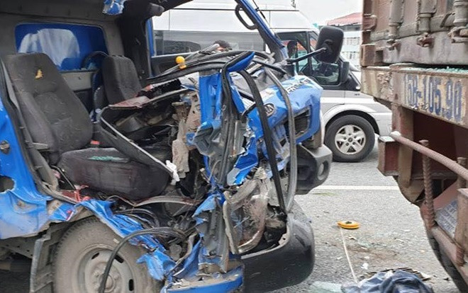 Xe thư báo tông đuôi container trên cầu vượt Mai Dịch, phụ xe mắc kẹt trong cabin tử vong Ảnh 2