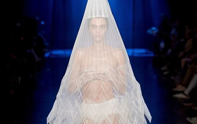 Khoảnh khắc diễm lệ: Người mẫu trùm khăn phủ kín, lấy tay che ngực trần sải bước trong show Jean Paul Gaultier Ảnh 2