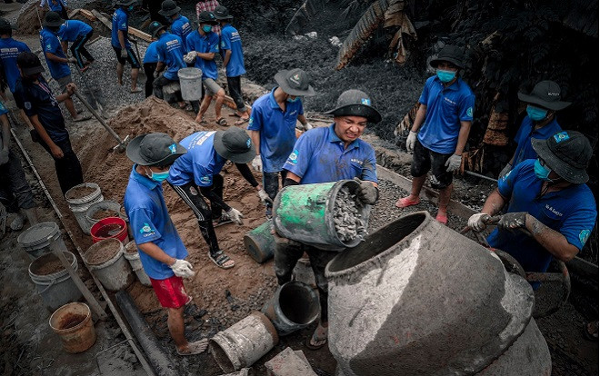 Những chiến sĩ tình nguyện Đại học Bách Khoa về Bến Tre, giúp người dân 'xứ dừa' hoàn thiện nhiều con đường mới Ảnh 2