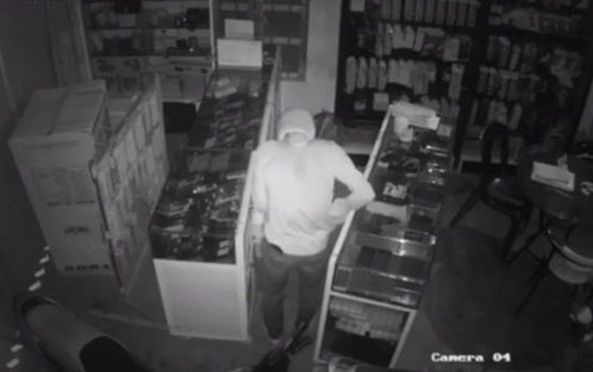 Đã bắt được tên trộm đột nhập từ trần nhà 'cuỗm' 80 chiếc điện thoại chỉ trong 17 phút ở Quãng Nam Ảnh 2