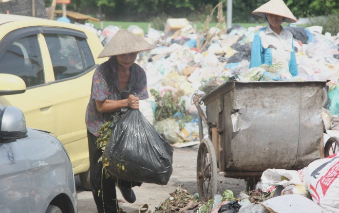 Dân chặn xe vào bãi rác Nam Sơn, nội thành Hà Nội rác chất cao như núi Ảnh 2
