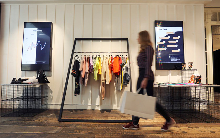 Shop thời trang AI đầu tiên trên thế giới vừa khai trương, chỉ bán những món đồ đang hot trong ngày Ảnh 2