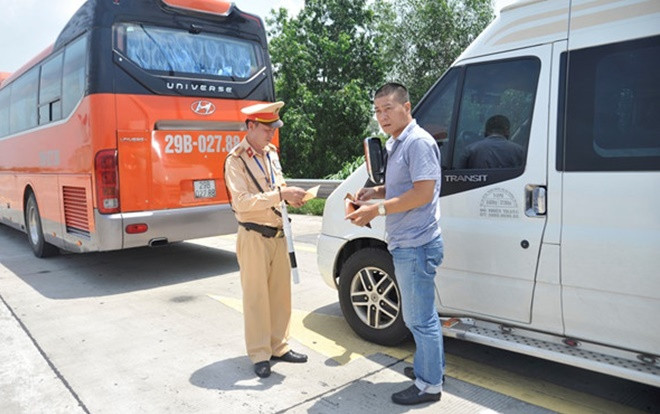 CSGT tổng kiểm soát xe khách, xe container và xe mô tô trong 1 tháng Ảnh 2