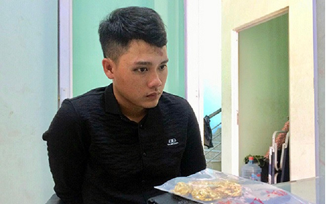 Vờ hỏi mua vàng, nam thanh niên giật phăng dây chuyền rồi bỏ chạy Ảnh 2