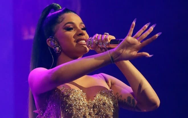 Clip: Cardi B quằn quại trên sân khấu, thẳng tay quăng luôn tóc giả vào người hâm mộ Ảnh 2