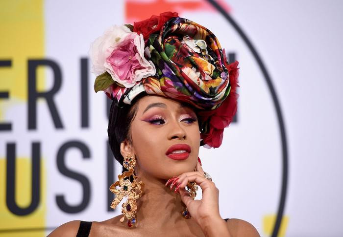 Cardi B Quăng Tóc Giả Vào Người Hâm Mộ Tại Wireless Music Festival