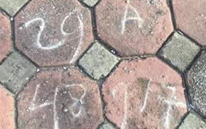 Tài xế taxi Hà Nội tông rồi bỏ mặc nữ lao công tử vong, người dân nhanh chóng ghi lại biển số xe tại hiện trường Ảnh 2