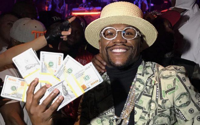 'Độc cô cầu bại' Floyd Mayweather khoe tiền thưởng đánh một trận bằng C.Ronaldo 'cày' cả năm Ảnh 2