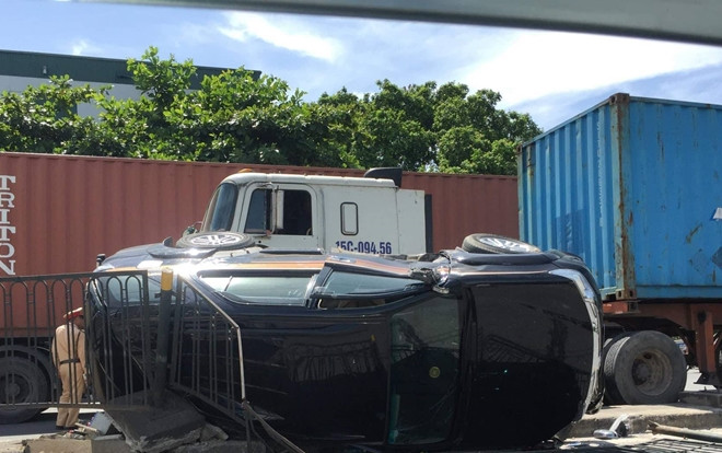 Ô tô lật nghiêng sau va chạm với container, nữ tài xế cùng con nhỏ may mắn thoát chết Ảnh 2
