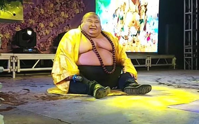 Người đàn ông gây sốt với vẻ ngoài được ví 'giống Phật Di Lặc' Ảnh 2