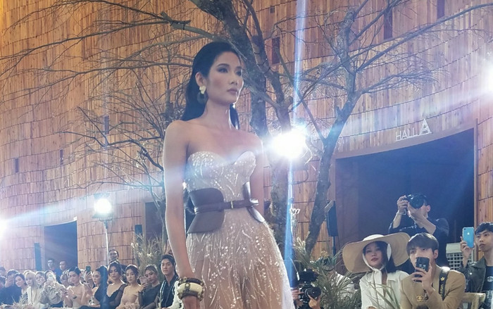 Đang đau đầu chọn trang phục dân tộc, Hoàng Thuỳ mặc đầm xuyên thấu khoe trọn đôi chân cực phẩm 'quét sạch' sàn diễn Ảnh 2