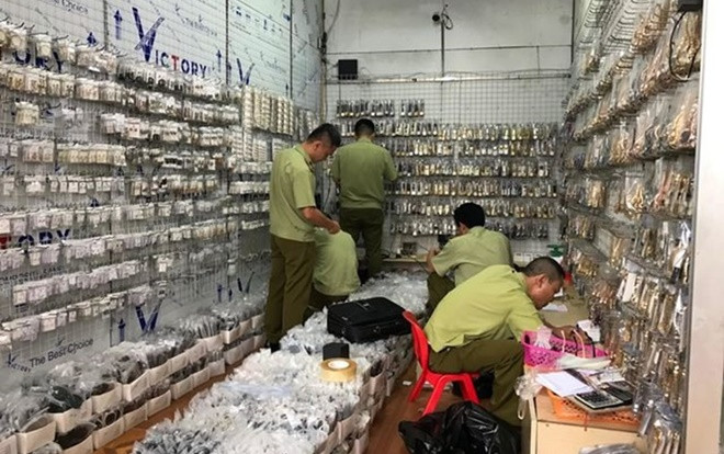 Hàng nghìn sản phẩm giả mạo thương hiệu lớn ở chợ Ninh Hiệp: Đồng hồ được bán theo kg, giá vài chục nghìn đồng Ảnh 2