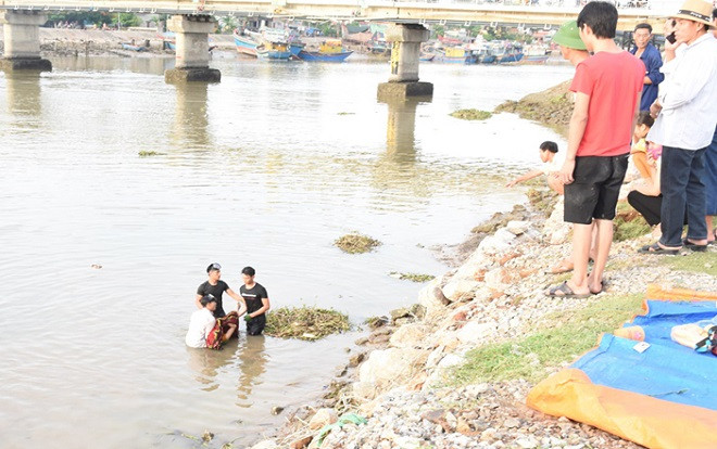 Trắng đêm nỗ lực tìm kiếm cô gái rơi xuống sông Mai Giang ở Nghệ An Ảnh 2