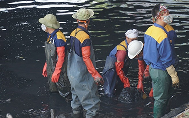 Hàng chục công nhân nạo vét bùn sông Tô Lịch dưới cái nắng gay gẳt Ảnh 2