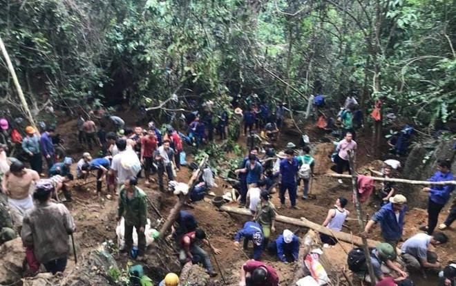 Nghìn người đổ xô lên núi 'tìm đá quý giá trị 5 tỉ đồng' ở Yên Bái Ảnh 2