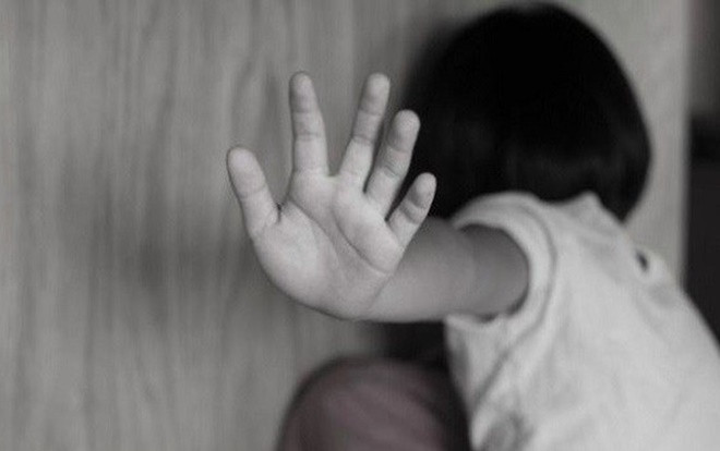 Đang chơi trước sân nhà, bé gái 6 tuổi bị kẻ lạ mặt bế ra vườn sàm sỡ Ảnh 2