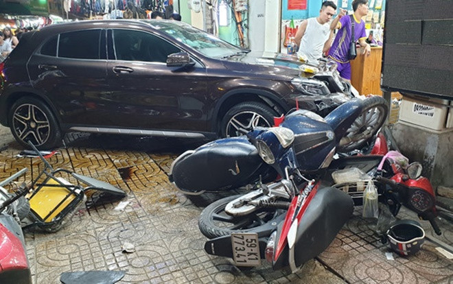 Nữ tài xế ô tô 'lùa' hàng loạt xe máy, nhiều người nằm la liệt trên đường phố Sài Gòn Ảnh 2