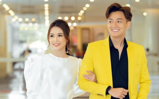 Sam gây thương nhớ với set đồ trắng tao nhã, hội ngộ cùng bạn thân 10 năm - Ngô Kiến Huy Ảnh 2