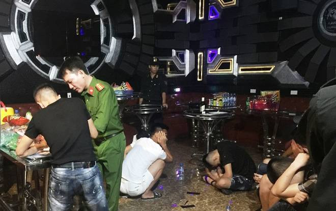 Hơn 20 nam nữ dương tính với ma túy trong phòng karaoke 'Ông chủ', 'Tổng thống' và 'Hoàng hậu' Ảnh 2
