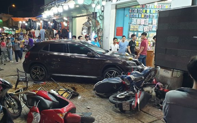 Hiện trường vụ xe Mercedes gây tai nạn liên hoàn trên phố Sài Gòn: Xe máy hư hỏng, người bị thương nằm la liệt Ảnh 2