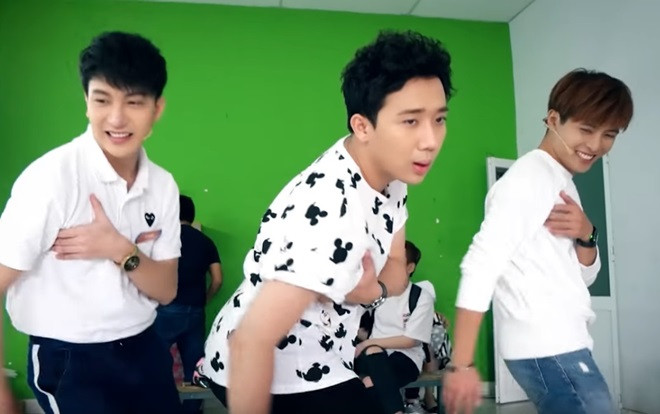 Clip: Xem Trấn Thành, Gin Tuấn Kiệt cover 'Hãy trao cho anh', điệu nhảy 'đau vai' của Sơn Tùng đã được 'biến thể' thành 'tát nước theo mưa' thế này đây Ảnh 2