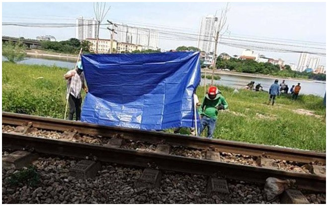 Băng qua đường sắt đi vệ sinh, người đàn ông bị tàu tông tử vong Ảnh 2