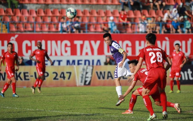 Văn Quyết lập siêu phẩm đánh đầu, Hà Nội 'giật' ngôi đầu từ TPHCM Ảnh 2