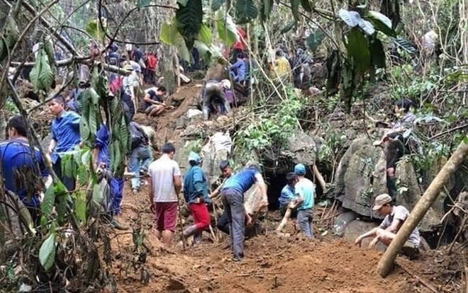 Huy động gần 150 cảnh sát và dân quân để ngăn người dân lên núi đào đá quý ở Yên Bái Ảnh 2