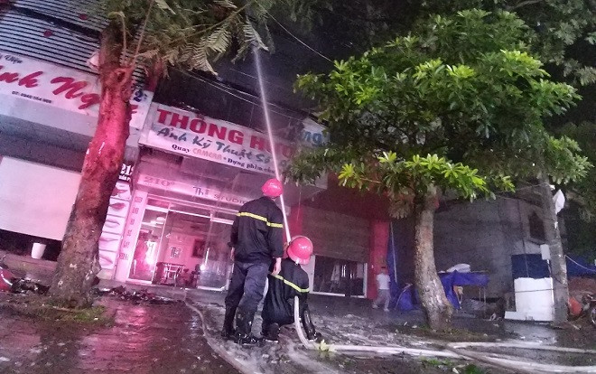 Hàng chục chiến sĩ chữa cháy ảnh viện áo cưới trong đêm ở Nghệ An Ảnh 2