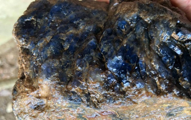 Cận cảnh viên đá quý nặng hơn 2kg, giá gần 4 tỷ đồng gây xôn xao khi đào được ở vùng núi Yên Bái Ảnh 2