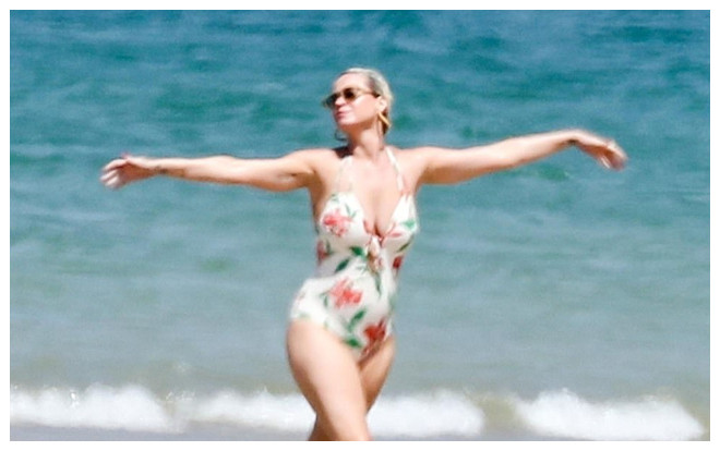 Mặc đồ bơi hoa lá dạo chơi cùng hôn phu, Katy Perry lộ vòng 2 tròn vo khiến ai cũng ngỡ ngàng Ảnh 2