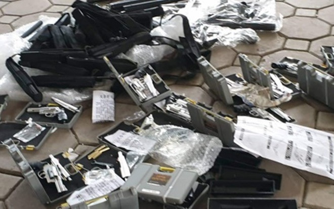 Phát hiện nữ tài xế vận chuyển 19 khẩu súng tự chế có sẵn đạn và ống giảm thanh Ảnh 2