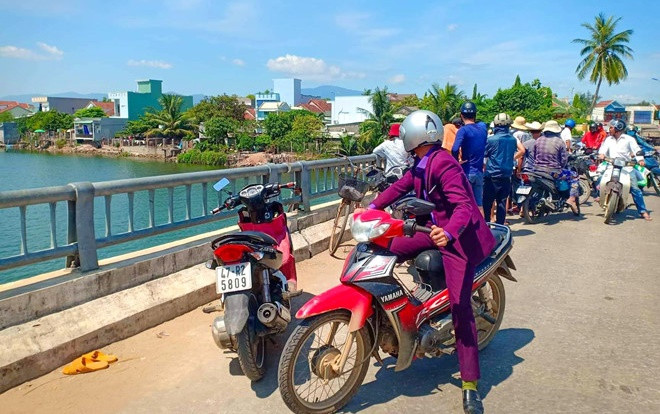 Để lại xe máy trên cầu, cụ ông 74 tuổi gieo mình xuống sông Trường Giang tự tử Ảnh 2