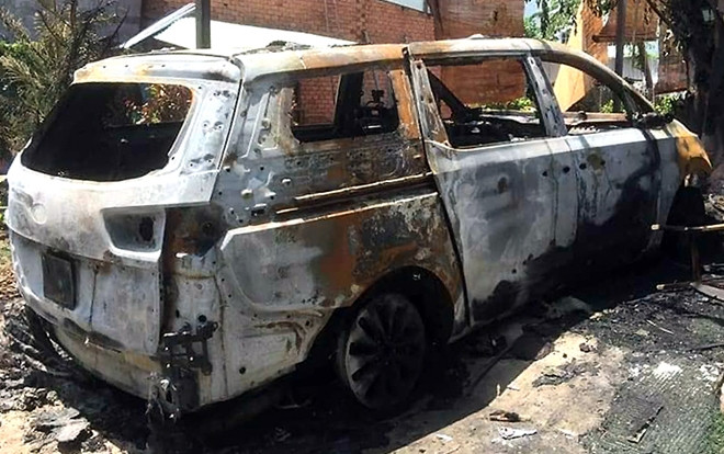 Ô tô 7 chỗ trong quán cà phê cháy rụi nghi bị 2 thanh niên ném bom xăng Ảnh 2