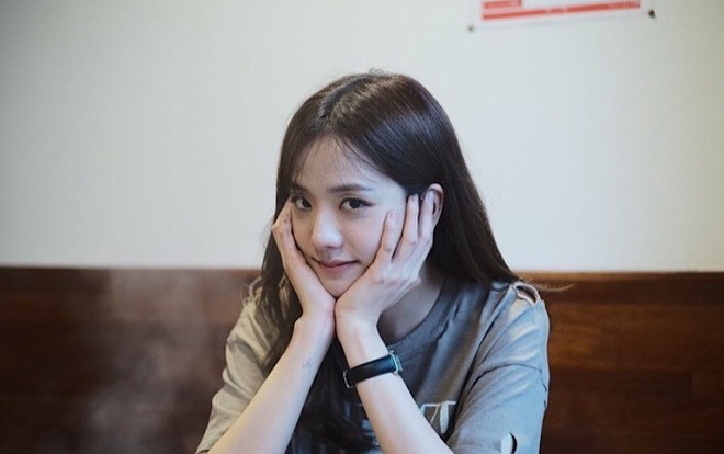 Jisoo (Blackpink) khoe mặt xinh như hoa, K-net so sánh với Jennie: 'Có sắc mà không có tài' Ảnh 2