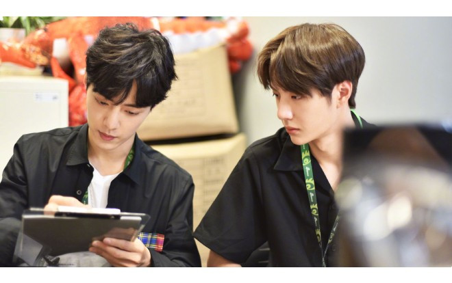 'Cặp đôi huynh đệ' Tiêu Chiến, Vương Nhất Bác lần đầu trở thành biên tập viên của Sina, hai bên mở miệng là khen đối phương nức nở Ảnh 2