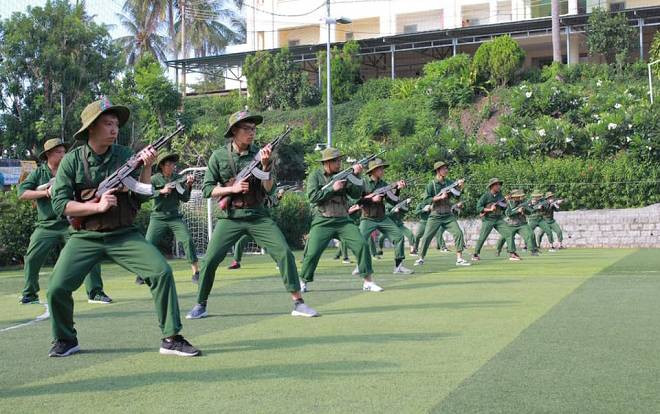Theo chân sinh viên ĐH Tôn Đức Thắng, khám phá một ngày tập luyện của các 'chiến sĩ' trong kỳ học quân sự ở thao trường đầy nắng Ảnh 2