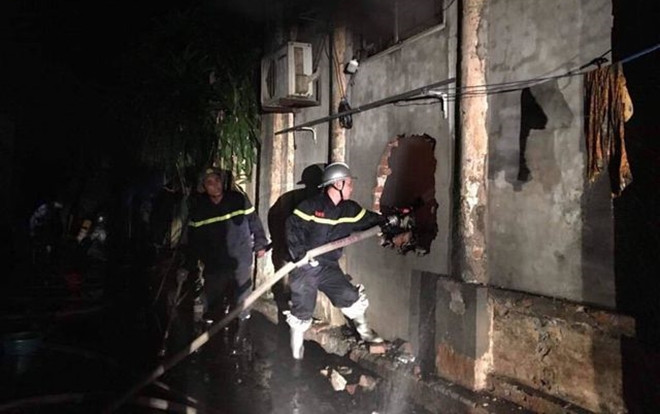 Giải cứu thành công 2 người mắc kẹt trong đám cháy cửa hàng bán giày dép Ảnh 2