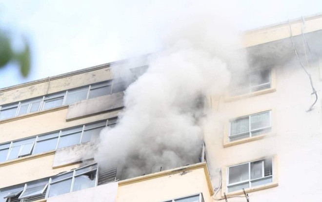 Cháy căn hộ tầng 15 chung cư ở Hà Nội, hàng trăm người sợ hãi sơ tán Ảnh 2