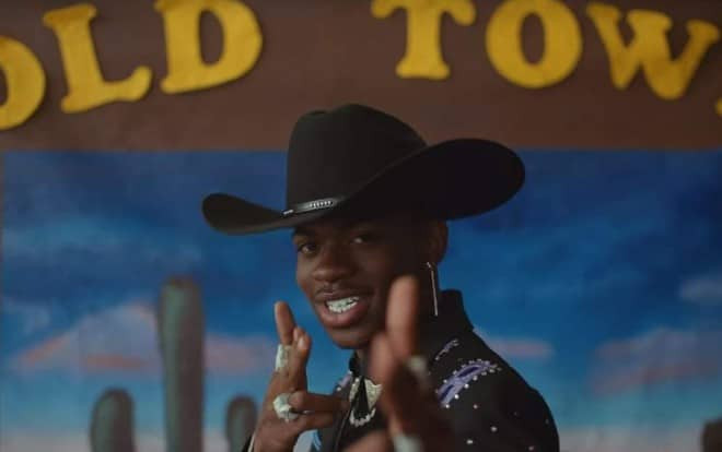 Lil Nas X tham vọng xô đổ kỷ lục của Mariah Carey: Chính thức ra mắt bản remix tiếp theo cho Old Town Road Ảnh 2