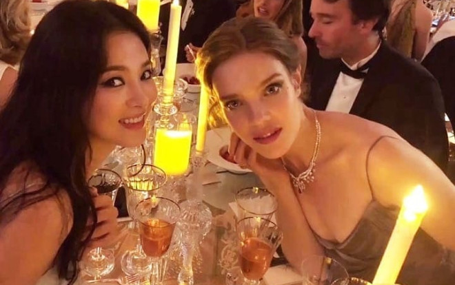 Song Hye Kyo mặc váy 2 dây siêu gợi cảm đọ sắc siêu mẫu Nga Natalia Vodianova Ảnh 2
